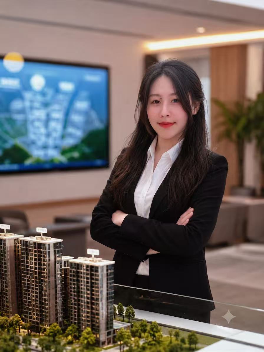 Rachel 在楼盘接待中心介绍新房